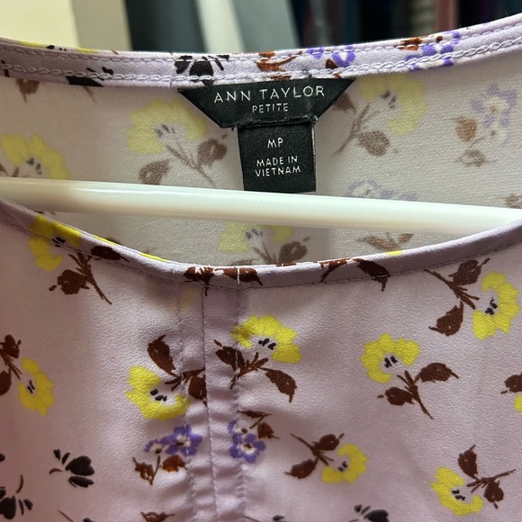 Lavender floral blousy top. Size M Petite - Picture 5 of 5
